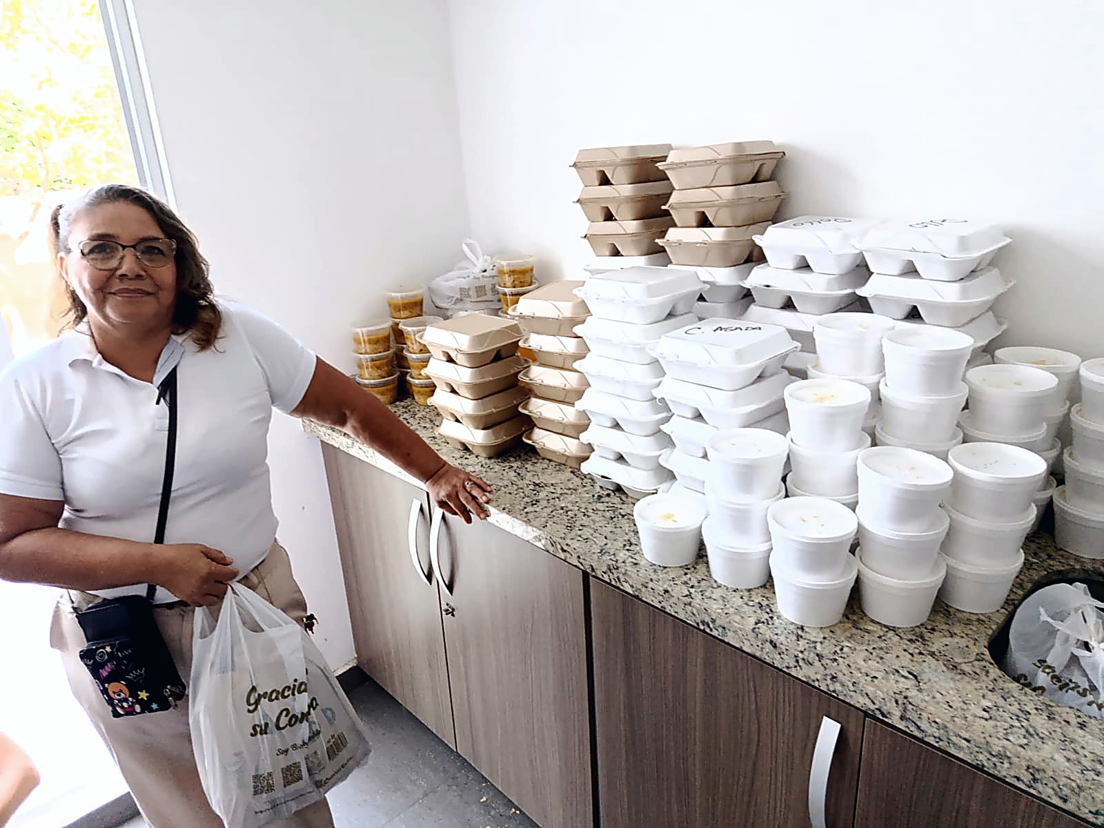 Alistamiento de contenedores y vasos antes del servicio de alimentación