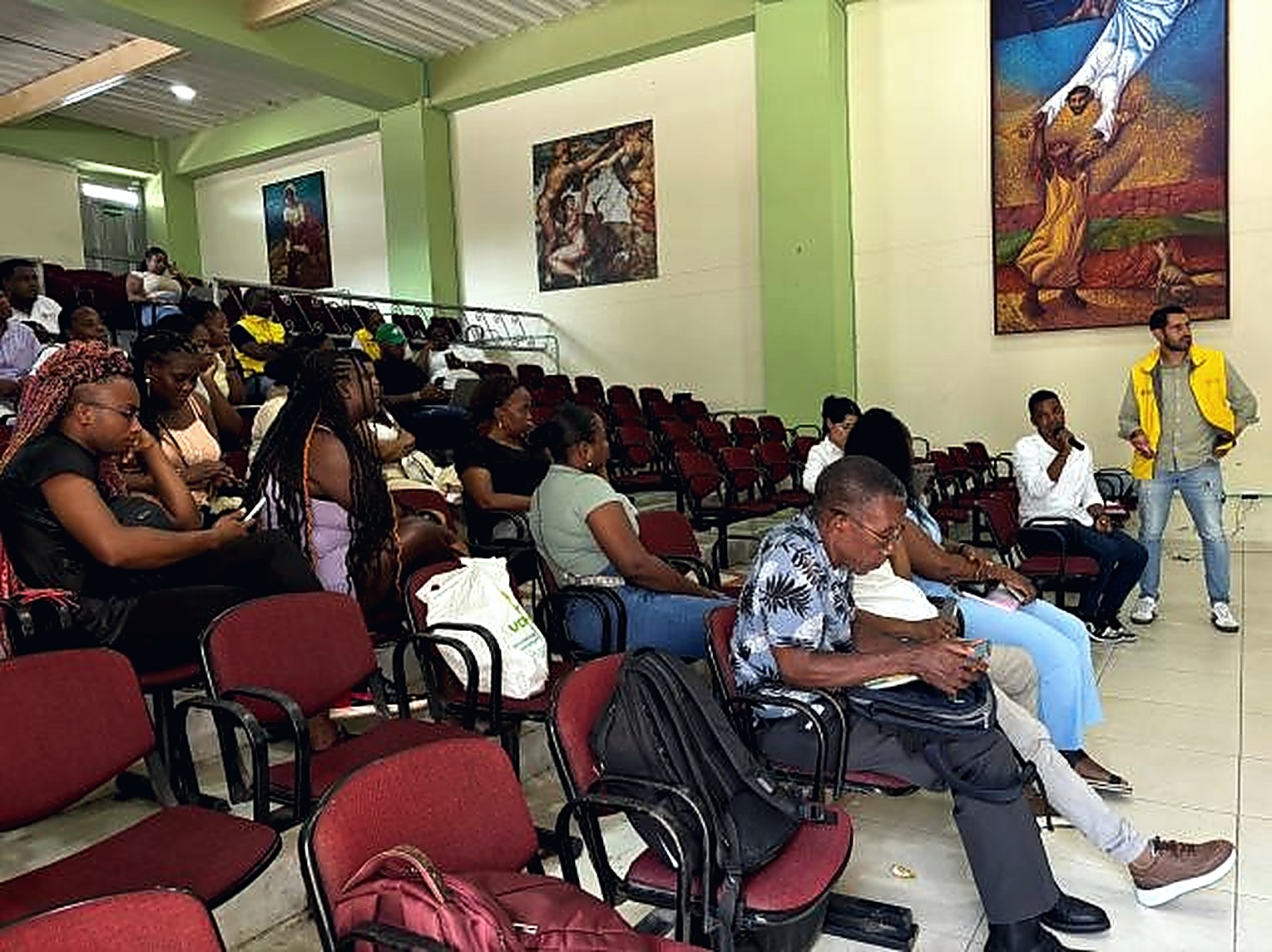Asistentes convocados en auditorio para una jornada institucional