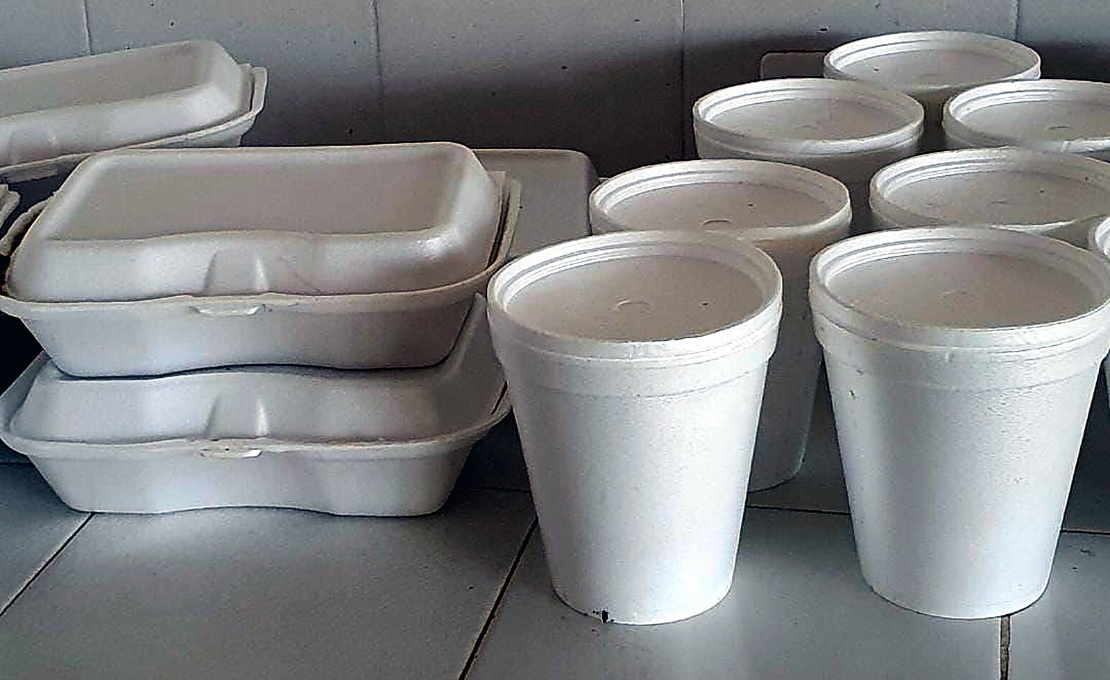 Contenedores y vasos apilados listos para la distribución