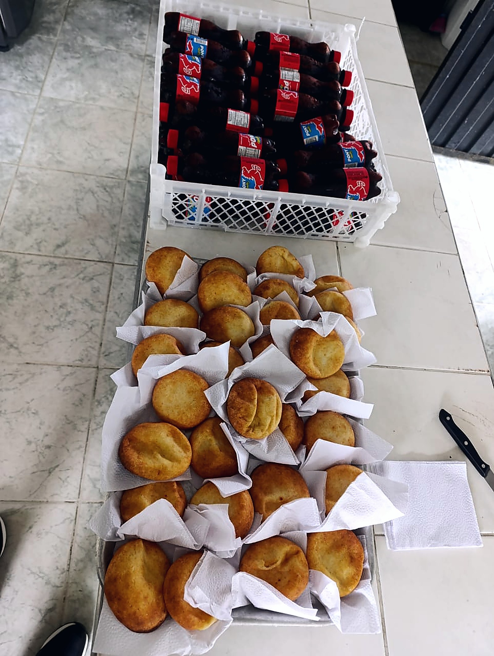Refrigerios empacados individualmente y bebidas organizadas para la entrega