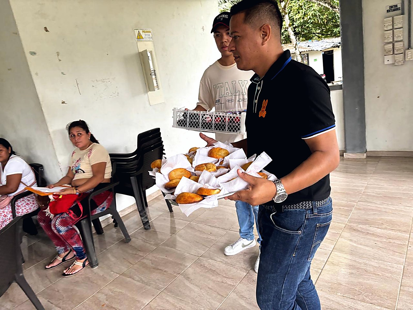 Entrega de refrigerios a los asistentes durante una jornada