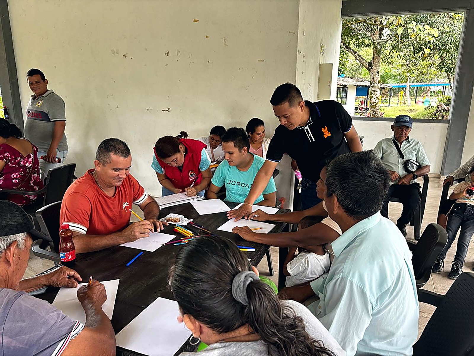 Equipo de Logistics JS acompañando una mesa de trabajo con la comunidad