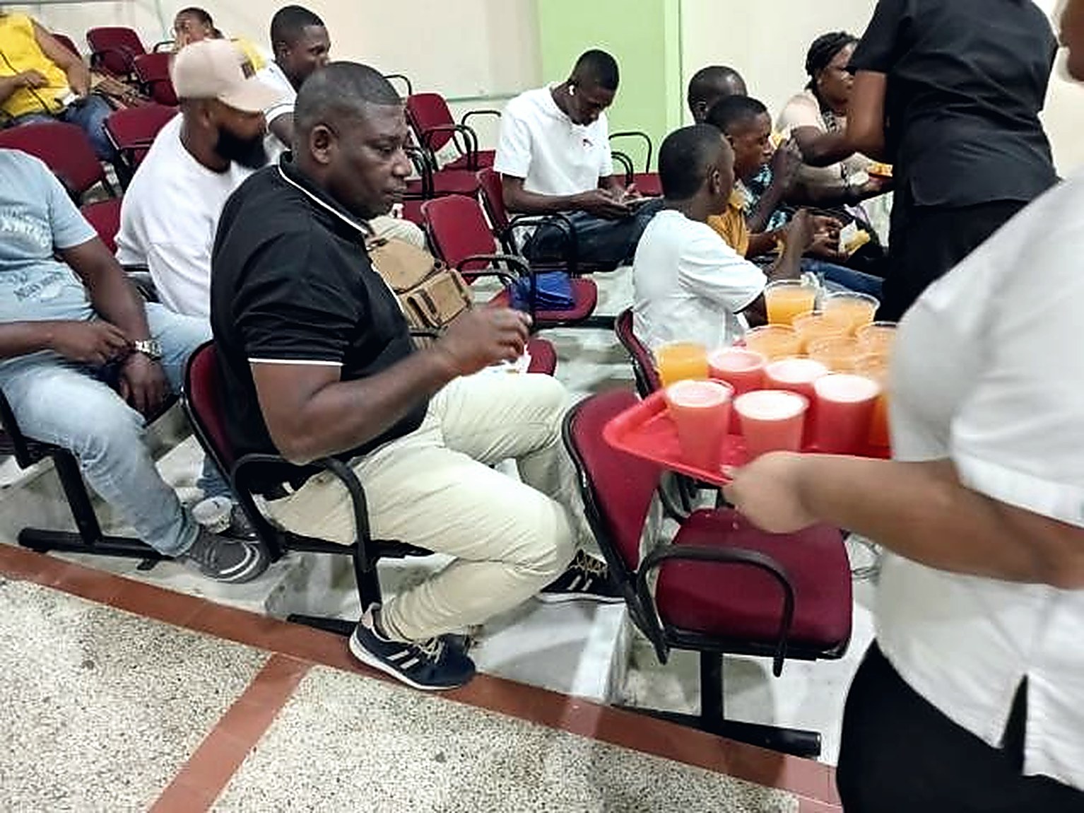Entrega de refrigerios a los asistentes en sus butacas