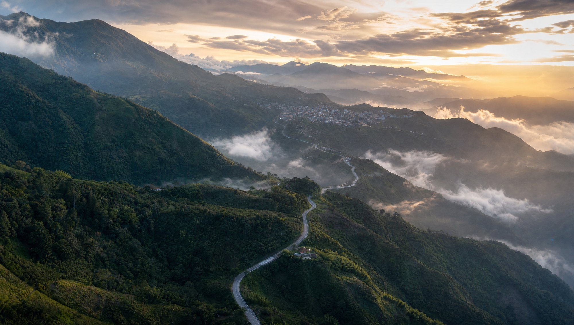 Cordillera de los Andes colombianos con una vía atravesando los valles
