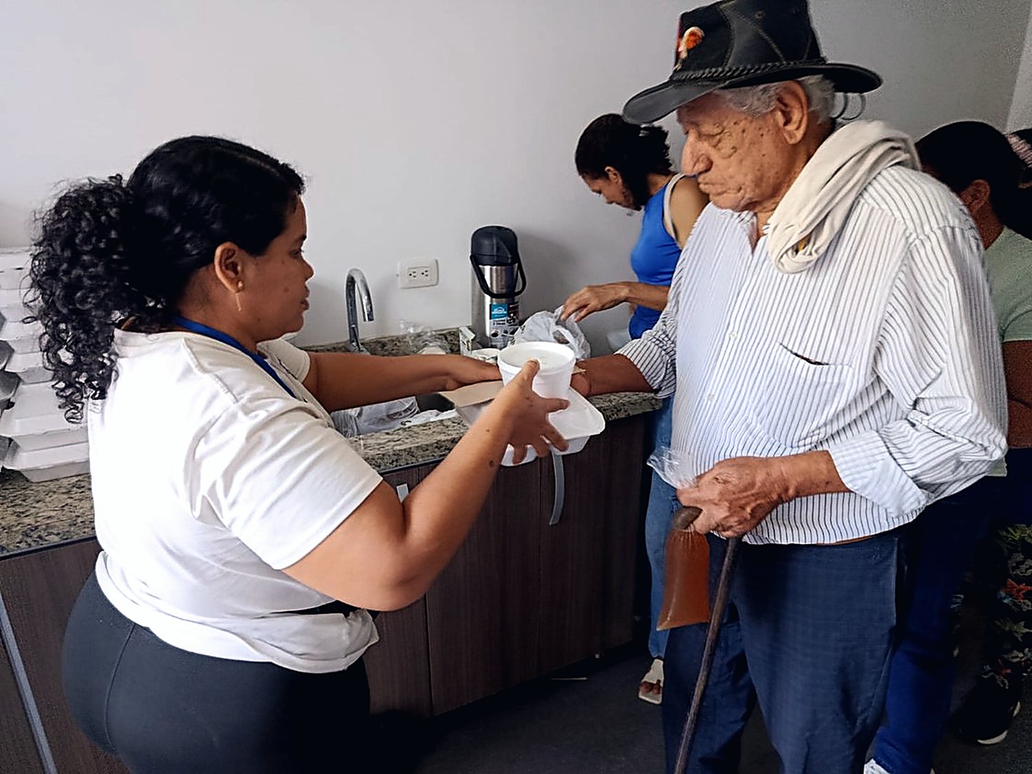 Atención a un adulto mayor durante la jornada